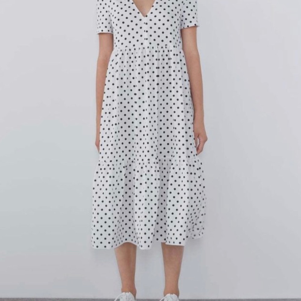 Zara loose-fitting v-neck dress. Polka dots